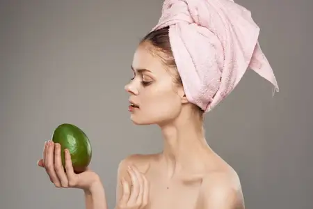 Женщина с обнаженными плечами, чистой кожей, здоровьем, витаминами, крупным планом манго
