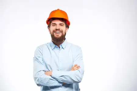 Эмоциональный мужчина, профессионал, работающий по профессии