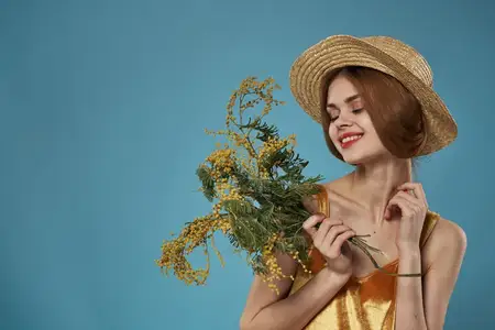 Элегантная женщина в шляпе, излучающая эмоции и очарование, с букетом цветов