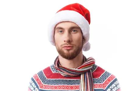 Веселый мужчина в шапке Санты