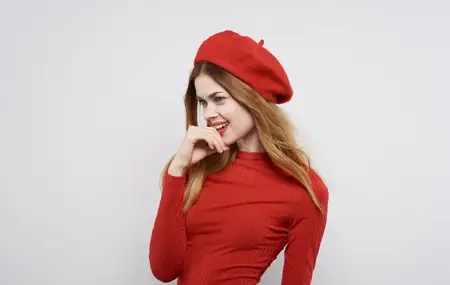 Красивая женщина в красной шляпе и платьях, косметика, дом, роскошь, модель