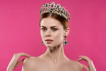 Привлекательная женщина, роскошь, обнаженные плечи, косметика, мода, веселье, изолированный фон