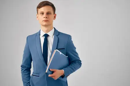 Жизнерадостный менеджер в костюме с документами
