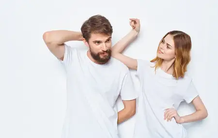Влюблённые женщина и мужчина в футболках, семья, друзья, веселятся, жестикулируют руками