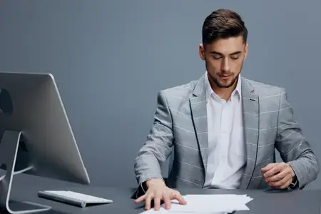 Бизнесмены работают за компьютером в офисе, используя современные технологии