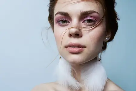 Привлекательная женщина, гламур, обнаженные плечи, чистая кожа, свежесть, яркий макияж, крупный план