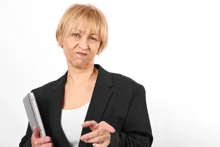 Портрет пожилой деловой женщины, держащей в руках смартфон