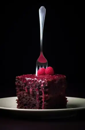 Ломтик, еда, день рождения, коричневый, крем, шоколад, свежий, тарелка, вкусный, домашний, крупный план, белый, десерт, фон, фон, красный, торт, сладкий, темный, вкусный, гурман