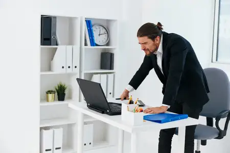 Офисный работник, офисная работа, синяя папка для документов, образ жизни
