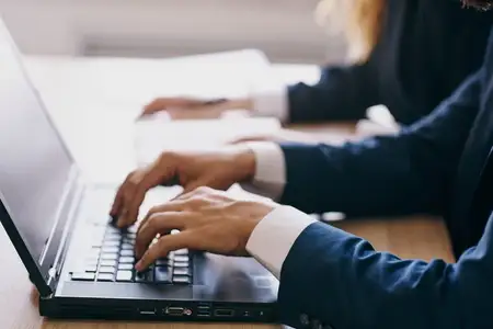 Менеджеры в офисе перед ноутбуком, карьерные сетевые технологии