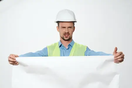 Инженер в белой каске за работой