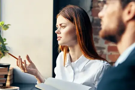 Мужчина и женщина, коллеги по работе, общаются во время досуга