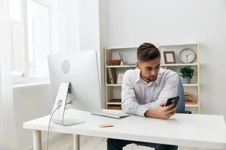 Бизнесмены в белых рубашках работают в офисе с интернет-технологиями