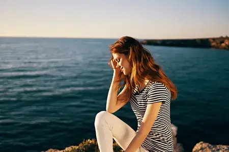 Красивая женщина у моря на закате, лето, футболка, небо