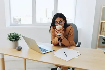 Женщина-предприниматель работает в офисе за столом