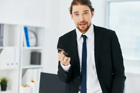 Менеджер держит телефонную трубку, офисный стиль жизни