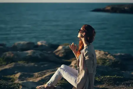Женщина у реки в горах на природе, пляжный летний пейзаж, свежий воздух