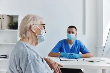 Пациент на приёме у врача и медсестры в медицинском кабинете