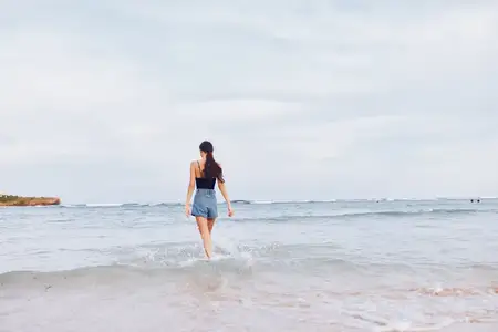 Женщина на пляже, загорает, тело, счастливая, позитивная, молодая, отдыхает, ведет активный образ жизни, песок, пространство, бегает, закат, лето, копирует океан, полет, женщина, улыбается, идет