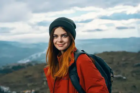 Портрет женщины в тёплой одежде в горах, осенний пейзаж, туризм