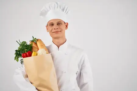 Мужчина с пакетом продуктов выполняет работу по доставке из супермаркета