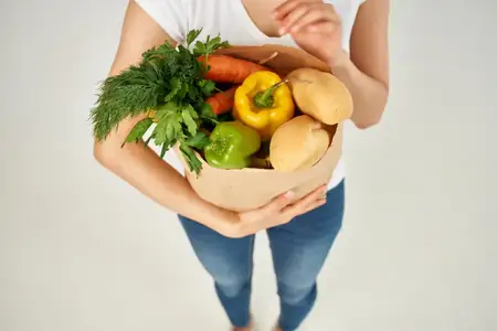 Бумажный пакет с продуктами, крупный план, овощи, доставка
