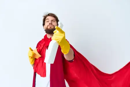 Мужчина с моющим средством в красном дождевике, профессиональная работа