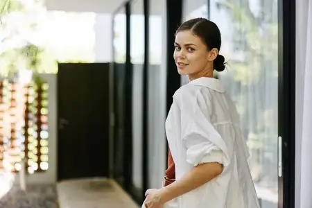 Уверенная в себе женщина-студентка или бизнес-леди