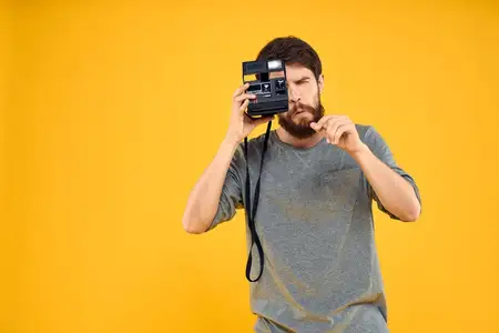 Фотограф-мужчина с профессиональным фотоаппаратом