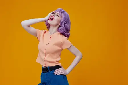 Красивая модная девушка жестикулирует руками