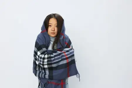 Азиатская женщина в клетчатой рубашке, простуженная, с лихорадкой, больная вирусом COVID-19, на белом фоне