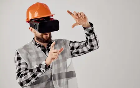 Мужчина в клетчатой рубашке в 3D-очках виртуальной реальности и оранжевой каске, интернет-строительство