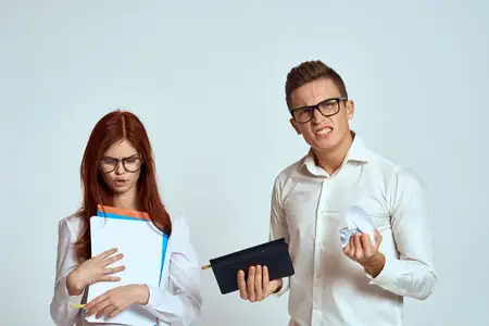 Деловой мужчина и женщина, секретарь с документами, сотрудники, коллеги на светлом фоне