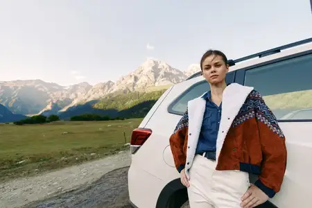 Женщина, машина, горы, путешествие, куртка, портрет
