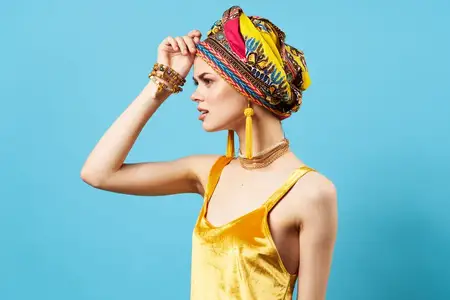 Весёлая женщина в разноцветной шали, этнический африканский стиль, украшения, изолированный фон