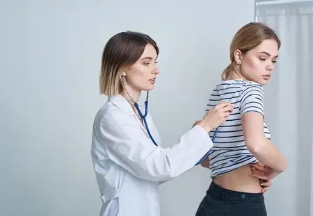 Женщина на приеме у врача, медицинский халат, стетоскоп, здоровье