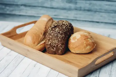 Домашние буханки хлеба, приготовленные на завтрак как традиция