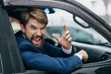 Мужчина в костюме выглядывает из окна автомобиля, путешествие, транспорт