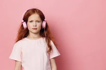 Ребенок в наушниках на фоне