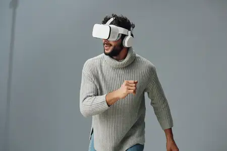 Мужчина в VR-очках для развлечений и игр