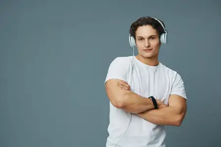 Молодой мужчина слушает музыку в наушниках
