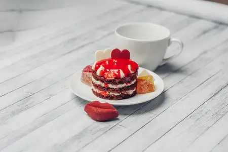 Торт, блюдца, чашка с напитком, сладости, десерт, наслаждение, закуска