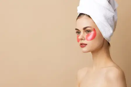 Молодая женщина с патчами для лица, крупный план, веселая атмосфера, уход за кожей и образ жизни