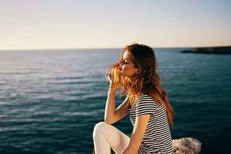 Красивая женщина у моря на закате, лето, футболка, небо