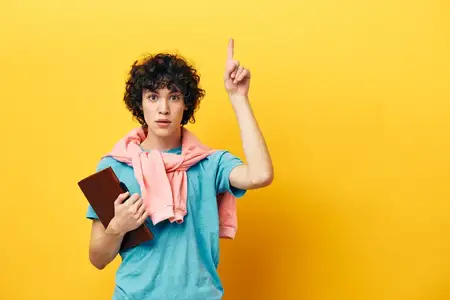 Мужчина с книгой, колледж, обучение, розовая куртка, жёлтый фон