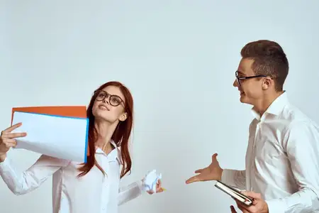 Бизнесмен и женщина-секретарь с документами, сотрудники, коллеги на светлом фоне, обрезанный вид