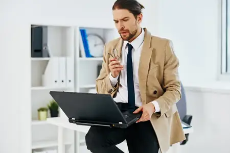 Бизнесмен работает с ноутбуком в офисе
