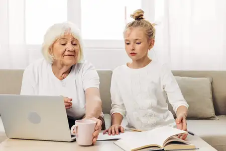 Копия, ноутбук, люди, футболка, диван, внучка, бабушка, улыбка, семейное селфи, видео, объятия, связь, фотография, ребенок, счастье, пространство, единение в помещении, звонок, двое, пожилой…