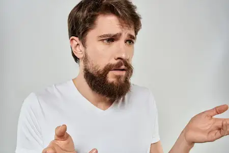 Эмоциональный бородатый мужчина, крупный план, выражение лица, студийный образ жизни