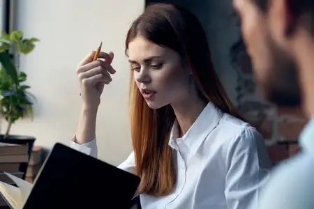 Общение коллег в офисе, профессионалы в сфере финансов, стиль жизни